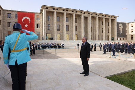 TBMM’DEKİ ATATÜRK ANITI ÖNÜNDE TÖREN DÜZENLENDİ