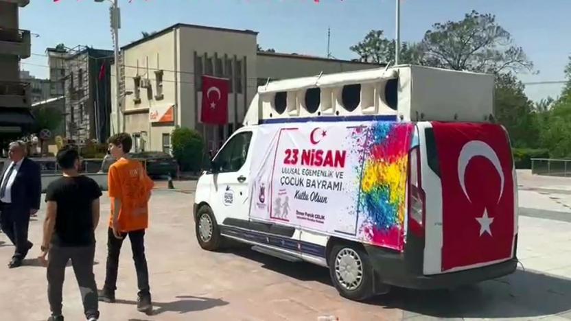 23 Nisan etkinliğinde çocuklara AKP propagandası yapıldı