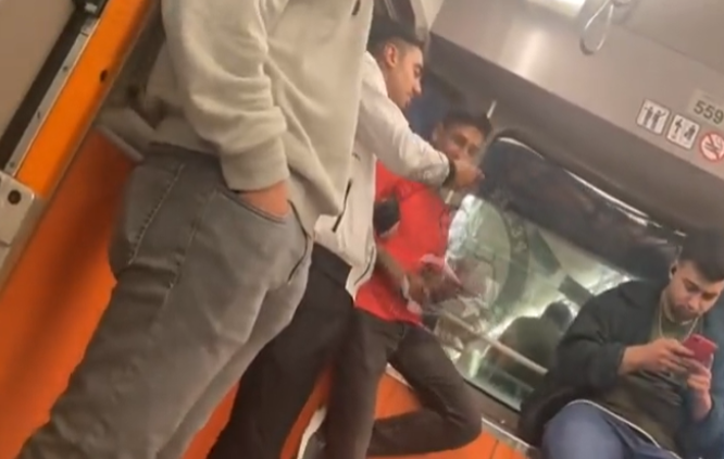 Metroda sigara içip, yolcularla alay ettiler!