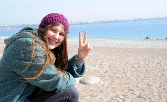 'Kırmızı fularlı kız' Deniz Karacagil, Rakka'da IŞİD tarafından öldürüldü