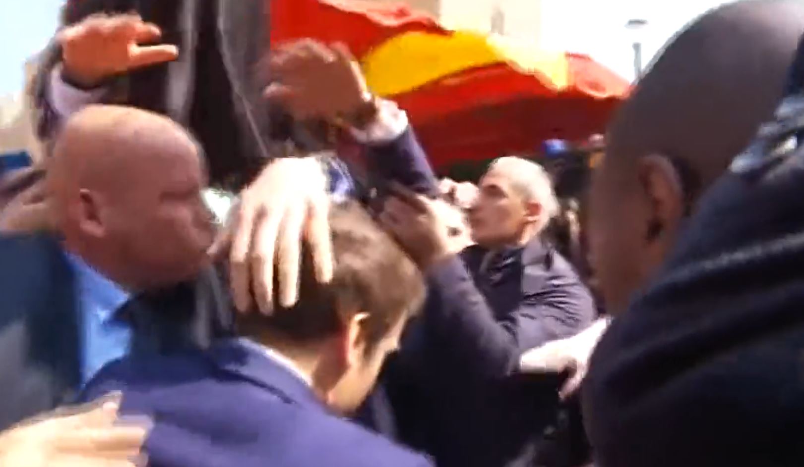 Fransa Cumhurbaşkanı Macron'a domatesli saldırı