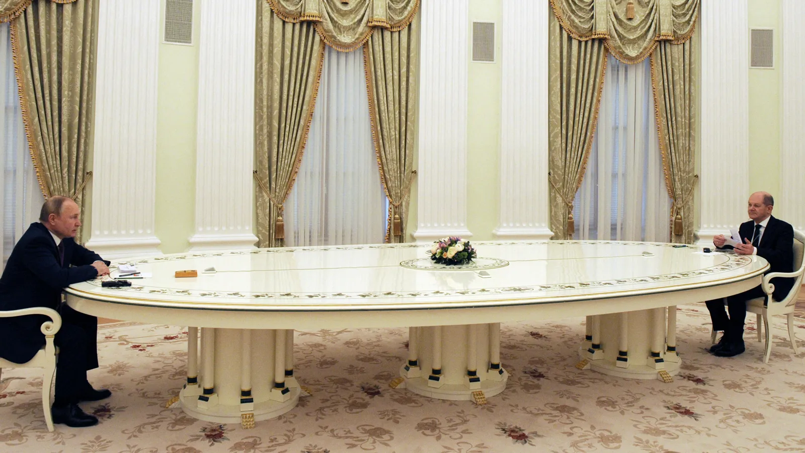 Putin'in meşhur masasının fiyatı dudak uçuklattı!