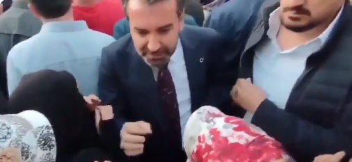 AKP’li Belediye Başkanından depremzedelere ağır laflar: “Önceki evinde duşakabin mi vardı?”