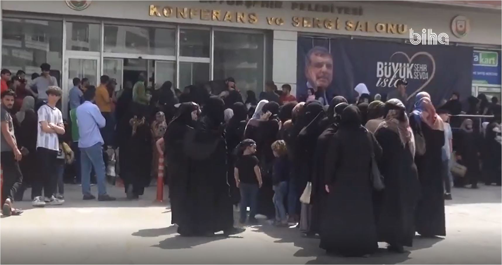 Suriyelilere nakdi yardım yapıldı! Emeklilere 1.100 TL Suriyelilere 2 bin TL...