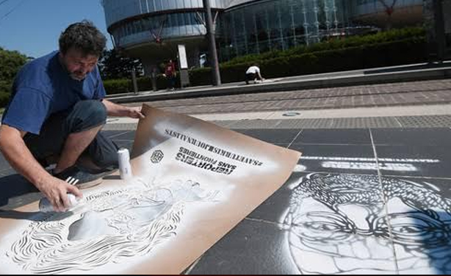 Tutuklu Türk gazetecilerin karikatürleri Strasbourg sokaklarına çizildi
