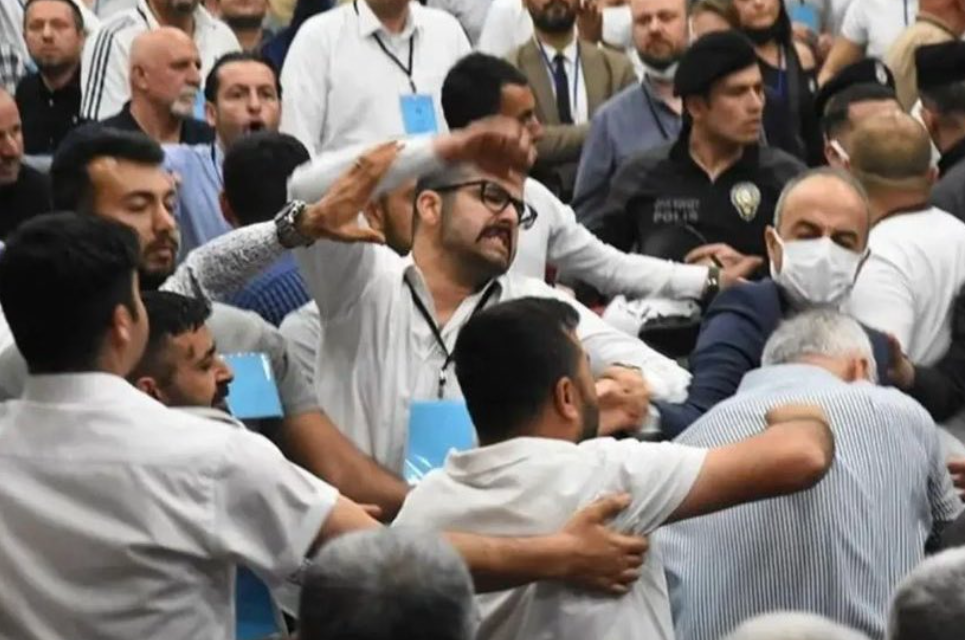 Siyah-Beyazlı ekipte yumruklar havada uçuştu