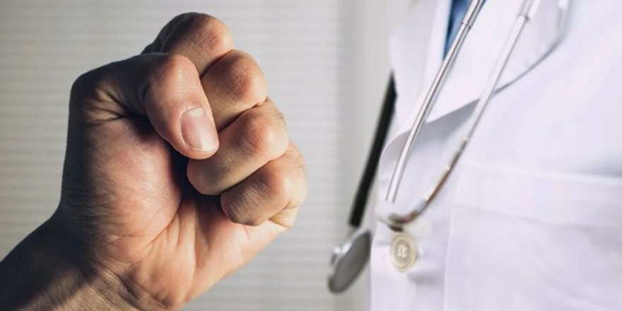 Bakan Koca ağır ceza alacaklar demişti: Doktorun burnunu kıran saldırgan serbest bırakıldı!