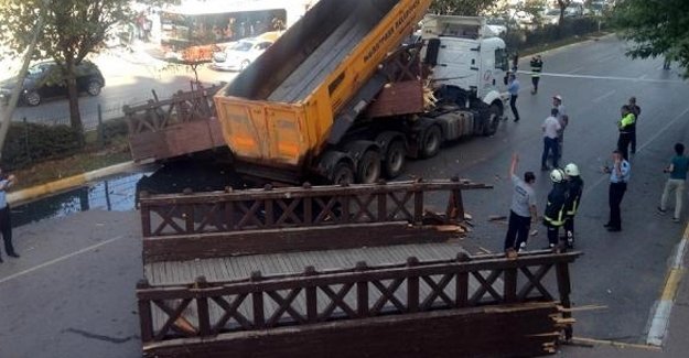 Antalya'da kamyonun açılan damperi üst geçidi yıktı
