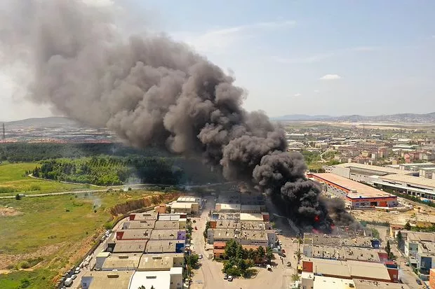 Fabrika alev topuna döndü! Tuzla'da bir fabrikada patlama meydana geldi: 3 ölü