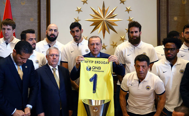 Fenerbahçe kupayı Erdoğan'a götürdü!
