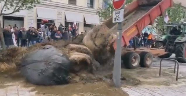 Fransa'da çiftçiler artan enerji ve yem fiyatlarını protesto etti: Hükümet binalarının önüne gübre döküp, yaktılar