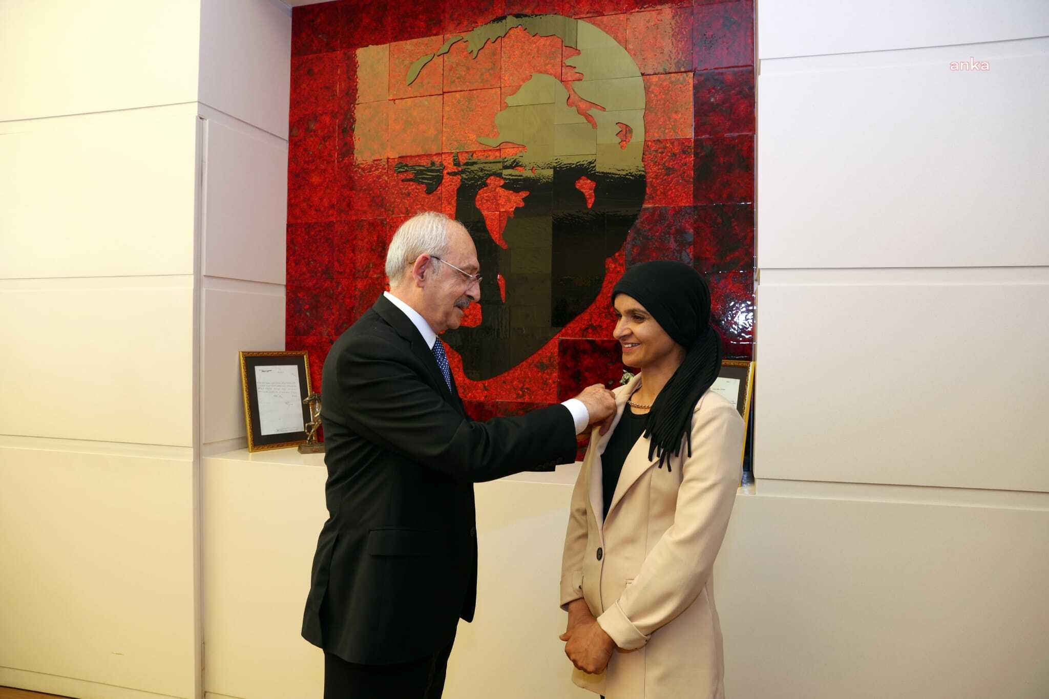MHP'den istifa edip CHP'ye katıldı! Parti rozetini Kemal Kılıçdaroğlu taktı