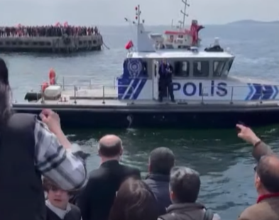 Böyle 1 Mayıs protestosu görülmedi... CHP Adalar ilçe başkanı denize atladı!
