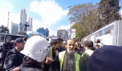 Kendisine vuran polise isyan etti: “Niye vuruyorsun senin oturduğun evi de ben yaptım!”