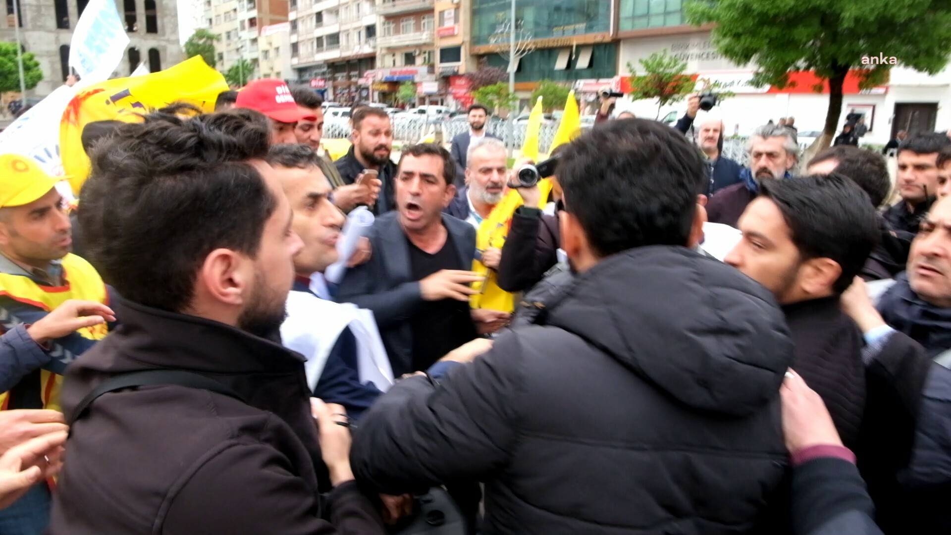 Polis’ten HDP’li vekile halay tepkisi: “Gidin evinizde oynayın”