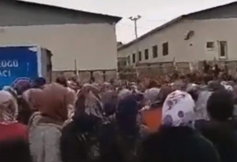 Ağrı’da uzun kuyruk… millet birbirini ezdi!