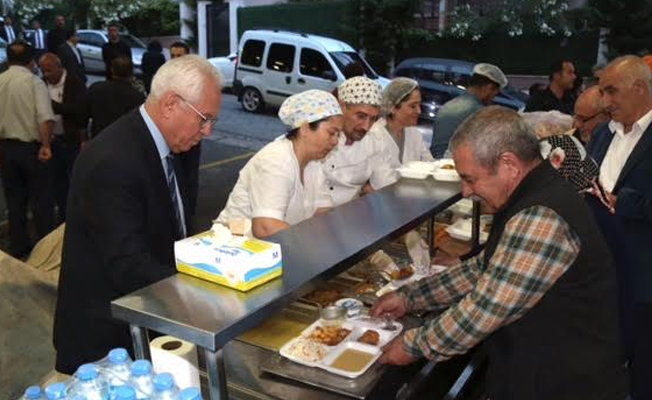 Başkan Selvitopu iftarda vatandaşlarla buluştu