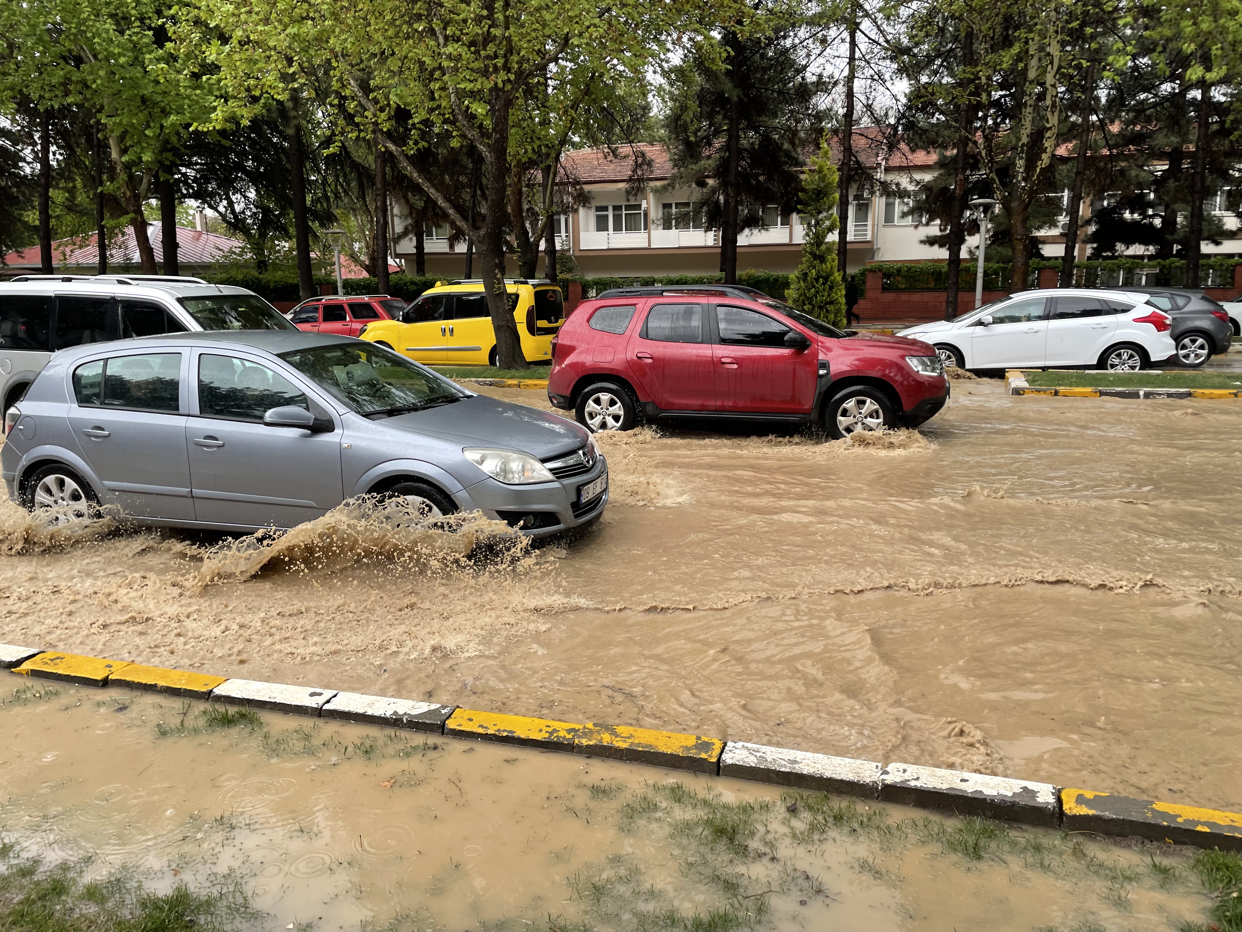 Caddeler göle döndü! Elazığ'da aniden bastıran yağış hayatı felç etti