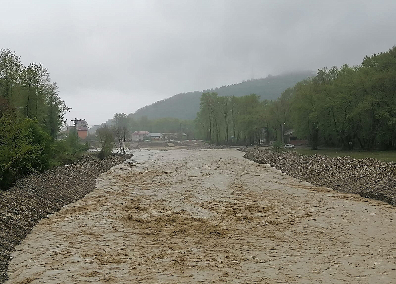 Sinop'ta dere taştı, köy yolları ulaşıma kapandı