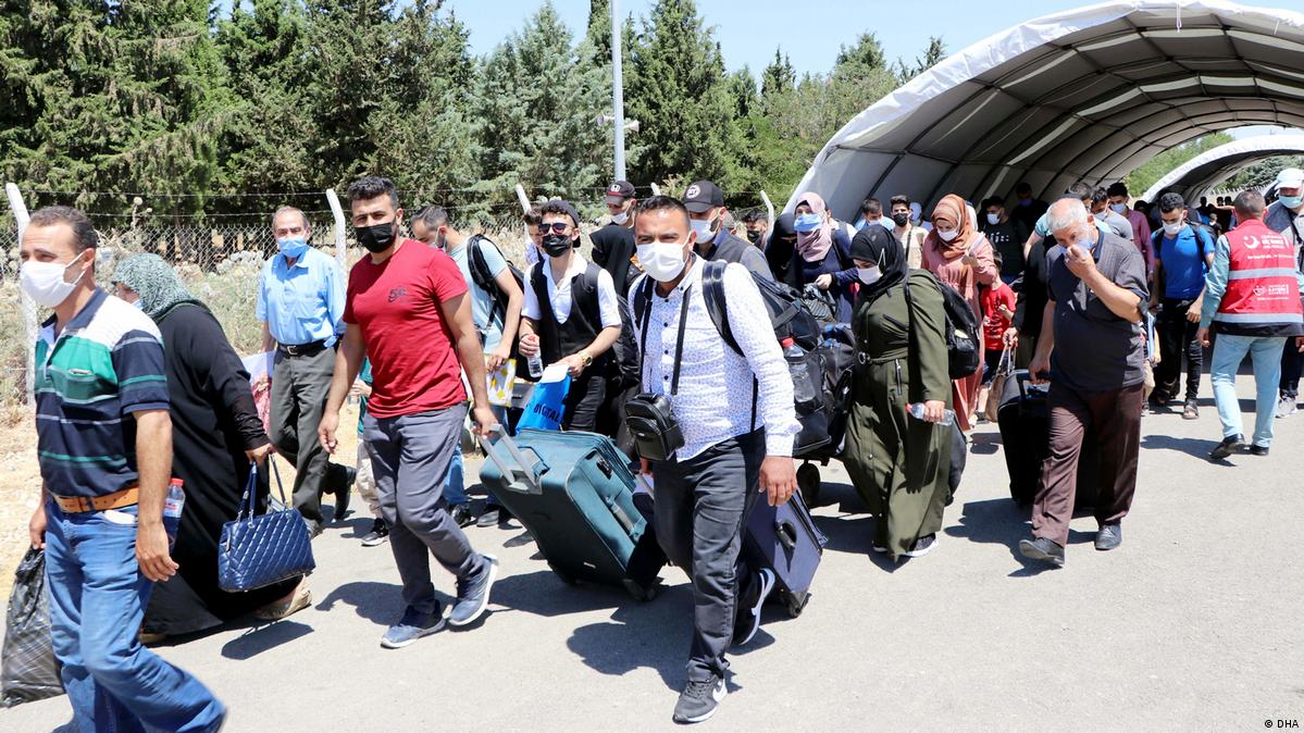 Prof. Dr. Nuray Ekşi sordu: Suriye konsolosluğu önünde kilometrelerce uzayan kuyruk neden var?