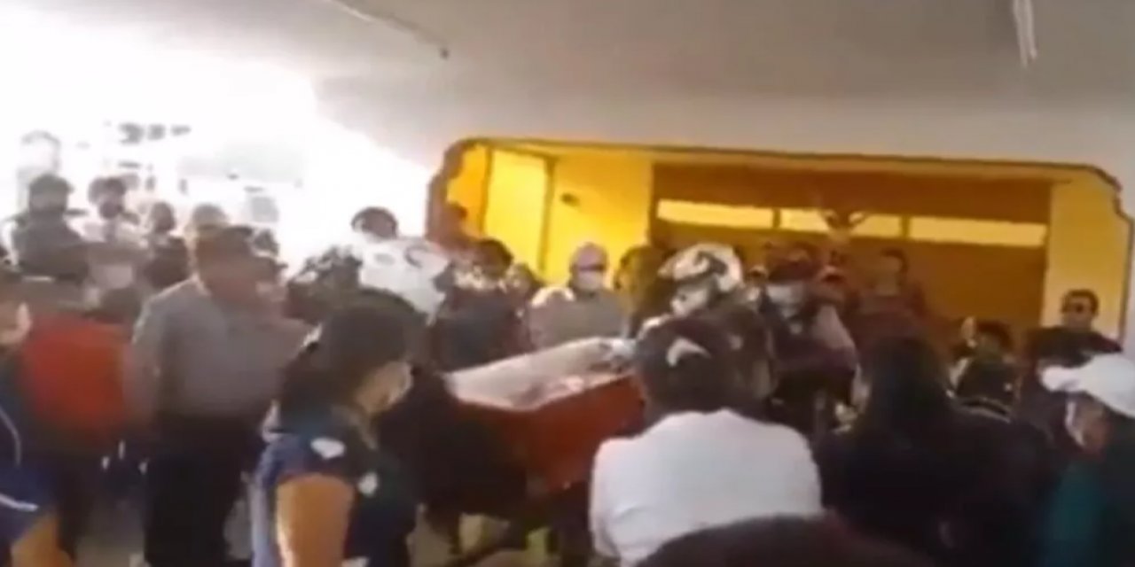 Cenazede bir anda tabuta vurdu ve dirildi! Korkudan kaçış izdihamı oldu...