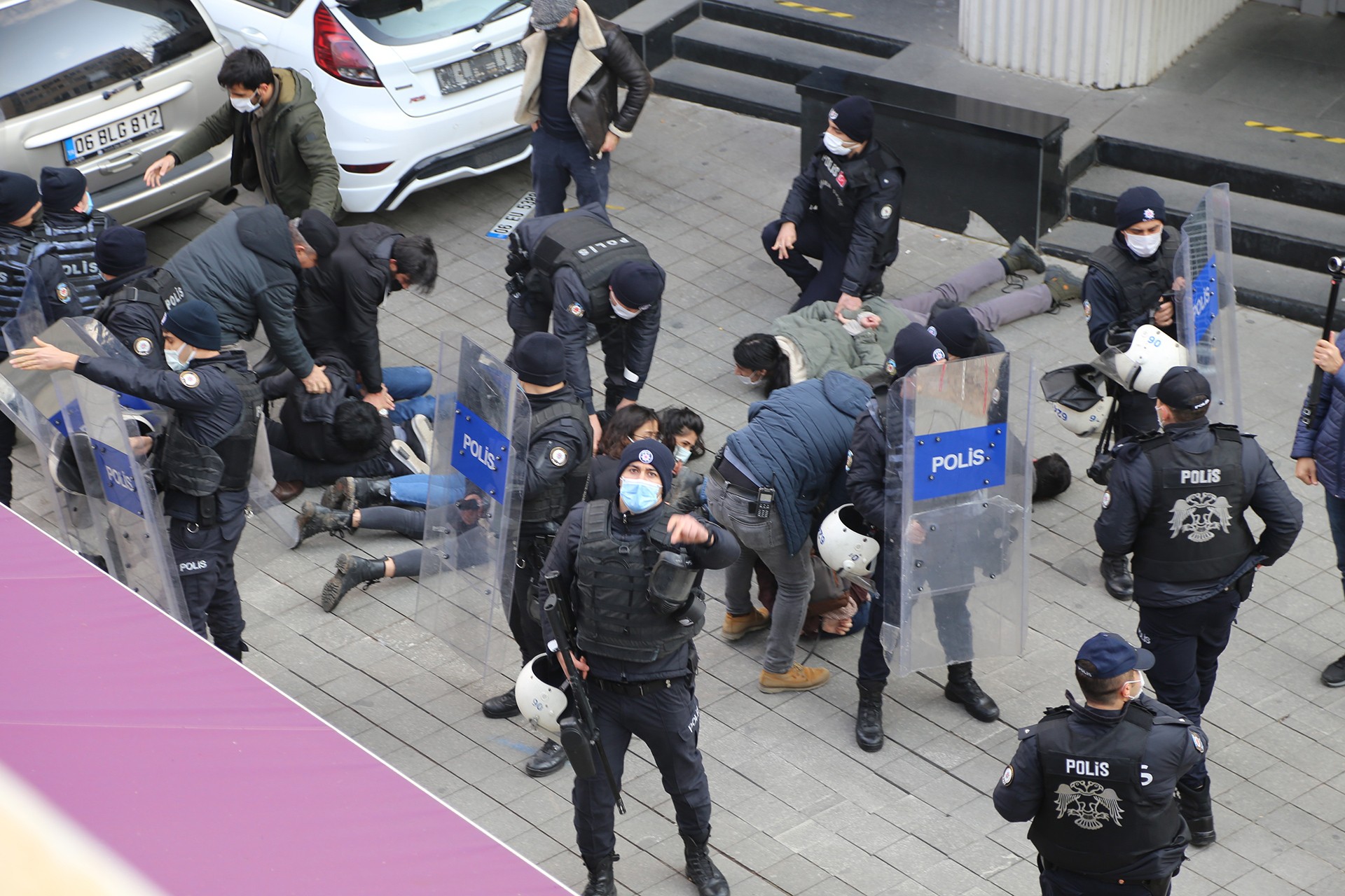 Polisin ses ve görüntüsünün kaydedilmesini engelleyen genelde durduruldu!