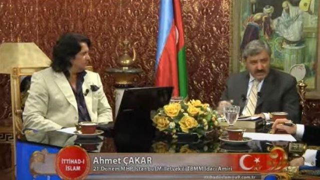 Melis Sezen'i 'sütyen takmıyor' diye hedef almıştı! Ahmet Çakar, tecavüz ve fuhuştan yargılanan Adnan Oktar'ın kanalından çıktı!