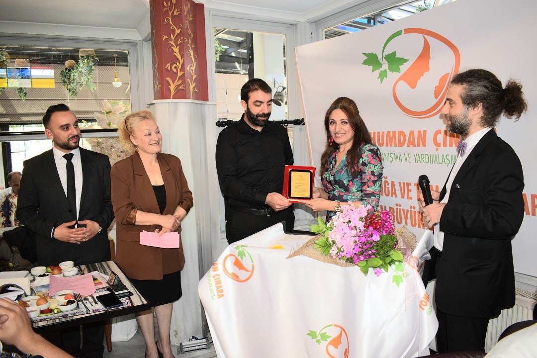 Tohumdan Çınara Derneği'nden Anlamlı Plaket