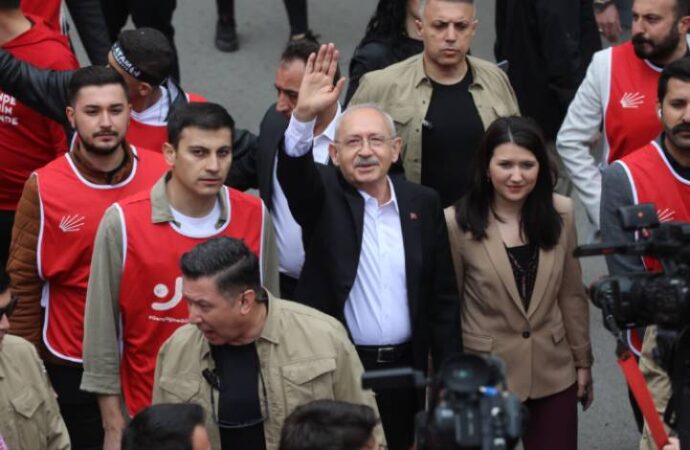CHP Lideri, gençlerle Anıtkabir'e yürüdü: "Ezerek yolumuza devam edeceğiz"