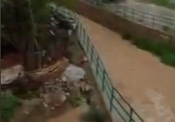 Niğde'de sel oldu, dereler taştı... Yoğun sisten göz gözü görmedi
