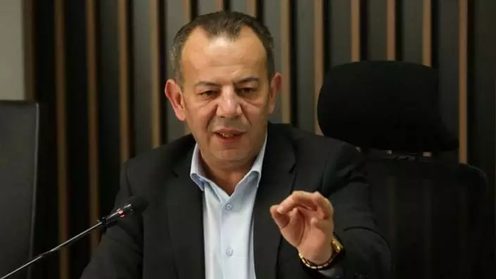 Tanju Özcan'ın sığınmacılara 'evinize dönün' ilanları kaldırıldı! Özcan, 'alın beni hapse atın" diyerek tepki gösterdi