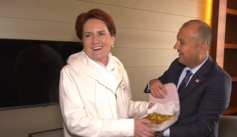 CHP'lilerin yöresel yemek ikramına Akşener çok sevindi... "Aaaa karmaca... Harika!"