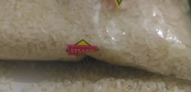 BİM'de skandal görüntü! Pirincin içinden bakın ne çıktı...