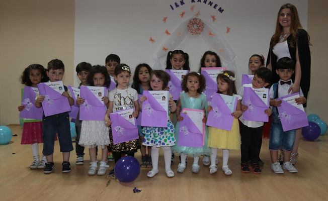 Minik öğrencilerin ilk karne heyecanı