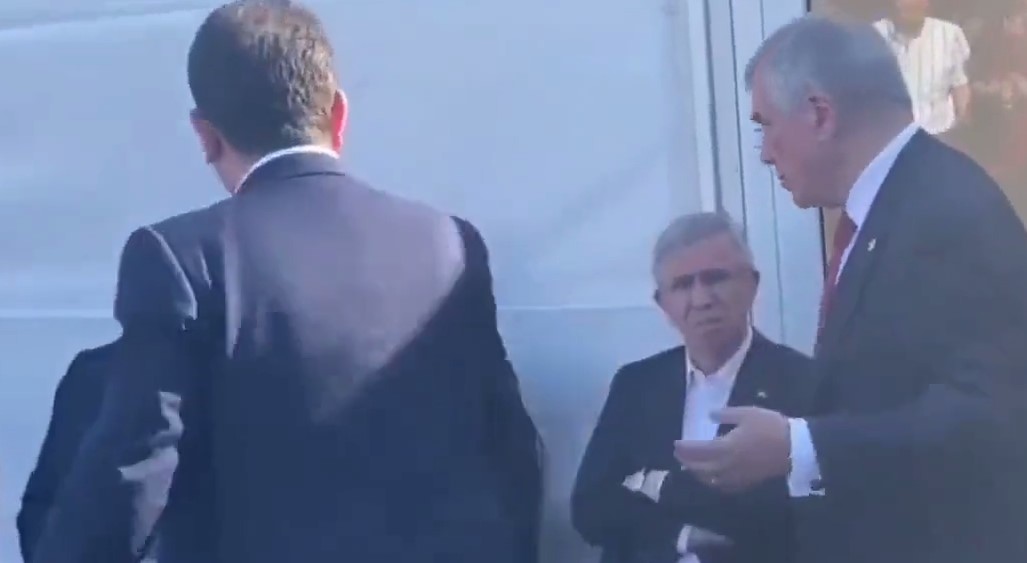 O görüntü çok konuşuldu... Ekrem İmamoğlu, Mansur Yavaş'ın elini sıkmadı