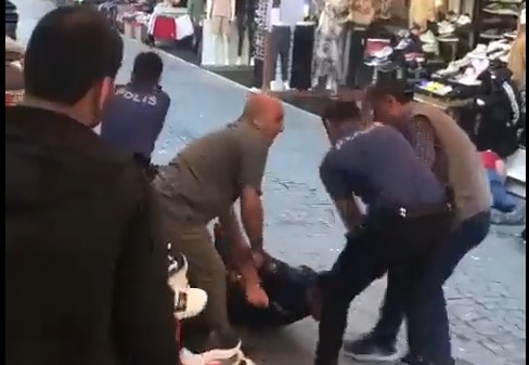 İstanbul Beyazıt'ta kan donduran görüntüler... Polis vuruldu, polisin silahı çalındı, mermiler havada uçuştu!