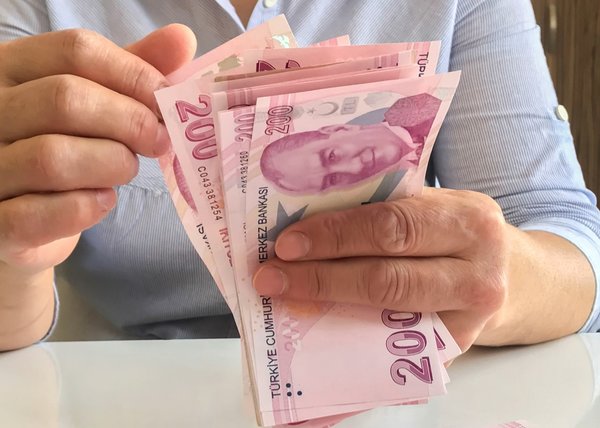 AKP'den asgari ücrete ara zam açıklaması