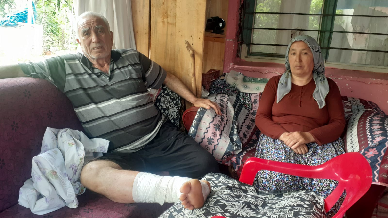 Çaresizliğin fotoğrafı! 65 yaş aylığı yetmedi, ek iş yaptı, ayağını kırdı!