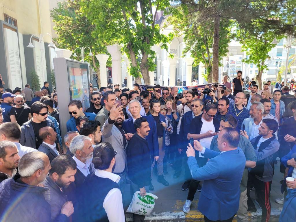Van'da Mansur Yavaş coşkusu... "Senden adalet bekliyoruz, sizi seviyoruz, Hakkari'ye de gidin"