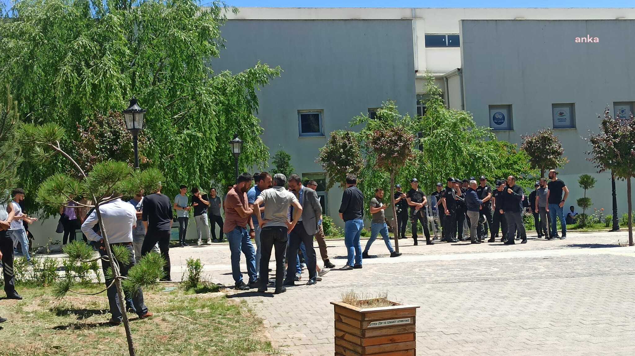 Munzur Üniversitesi'nde TÜGVA protestosu! Polis'ten öğrencilere müdahale... 5 gözaltı