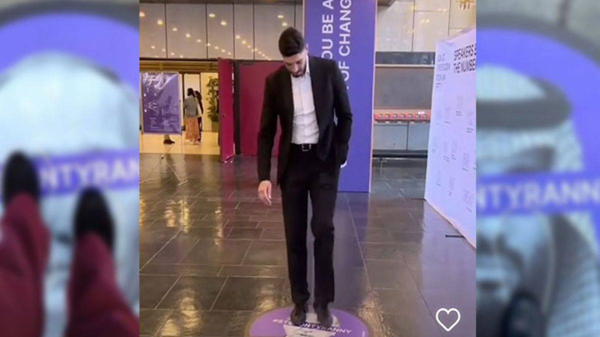 FETÖ'cü Enes Kanter'den skandal hareket: Erdoğan posterini çiğnedi