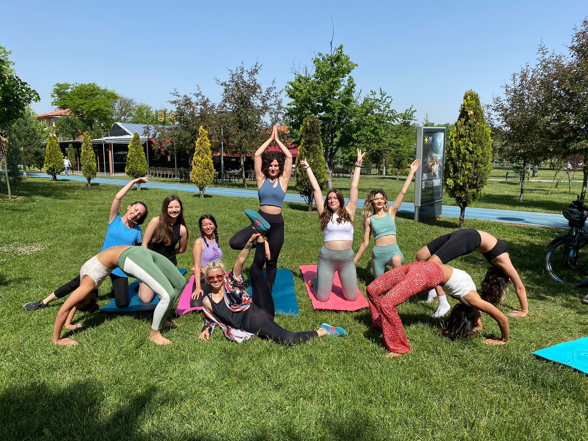 Parkta yoga yapan kadınlara müdahale... "Siz şaka mısınız?"
