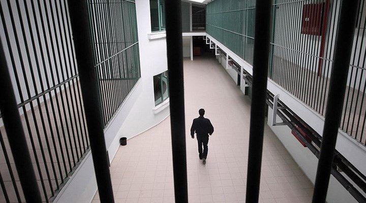 Kadınlar hapishanesinde trans mahkum krizi! İlişkiye girerken yakalandılar