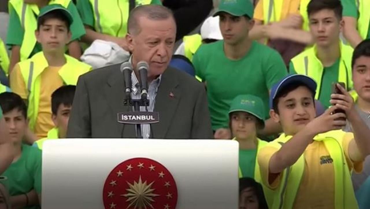 Erdoğan selfie çeken çocuğu böyle uyardı