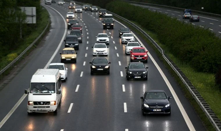 Otoyollarda yeni dönem başlıyor! Otomobillerin hız sınırları yükseltildi