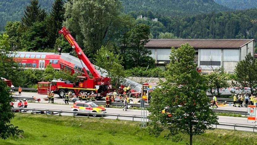 Almanya'da yolcu treni raydan çıktı: 3 ölü, 60 yaralı