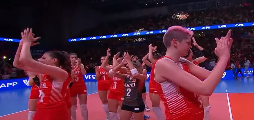 Kadın voleybolcular coşturmaya devam ediyor