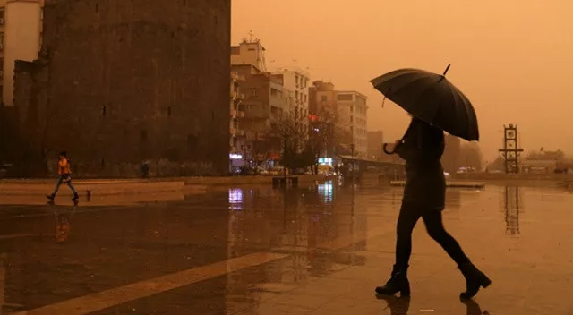 Meteoroloji uyardı: Yağmur ve toz taşınımı geliyor... Sel baskınlarına dikkat!