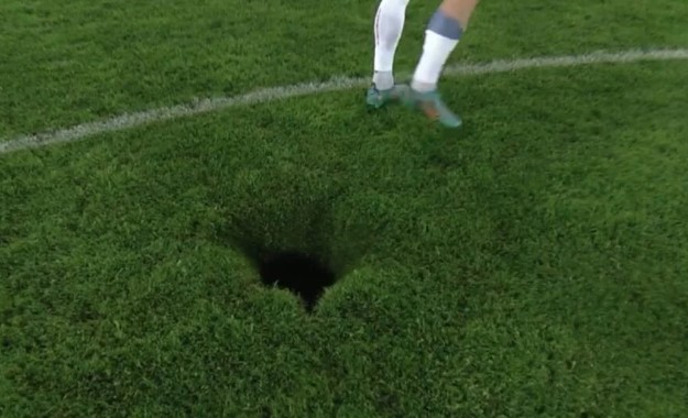 Futbol sahasında kara delik! Bir ayak büyüklüğünde
