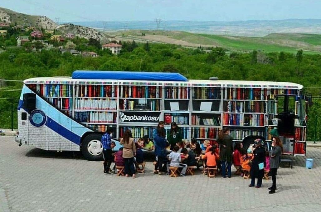 Gazi Üniversitesi'nde rektörlük otobüsten yapılan kütüphaneyi parçalattı